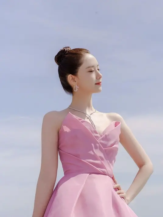 Selain itu, riasan makeup-nya tampak minimalis namun tetap memancarkan pesona yang bersinar. (FOTO: instagram.com/yoona__lim/)