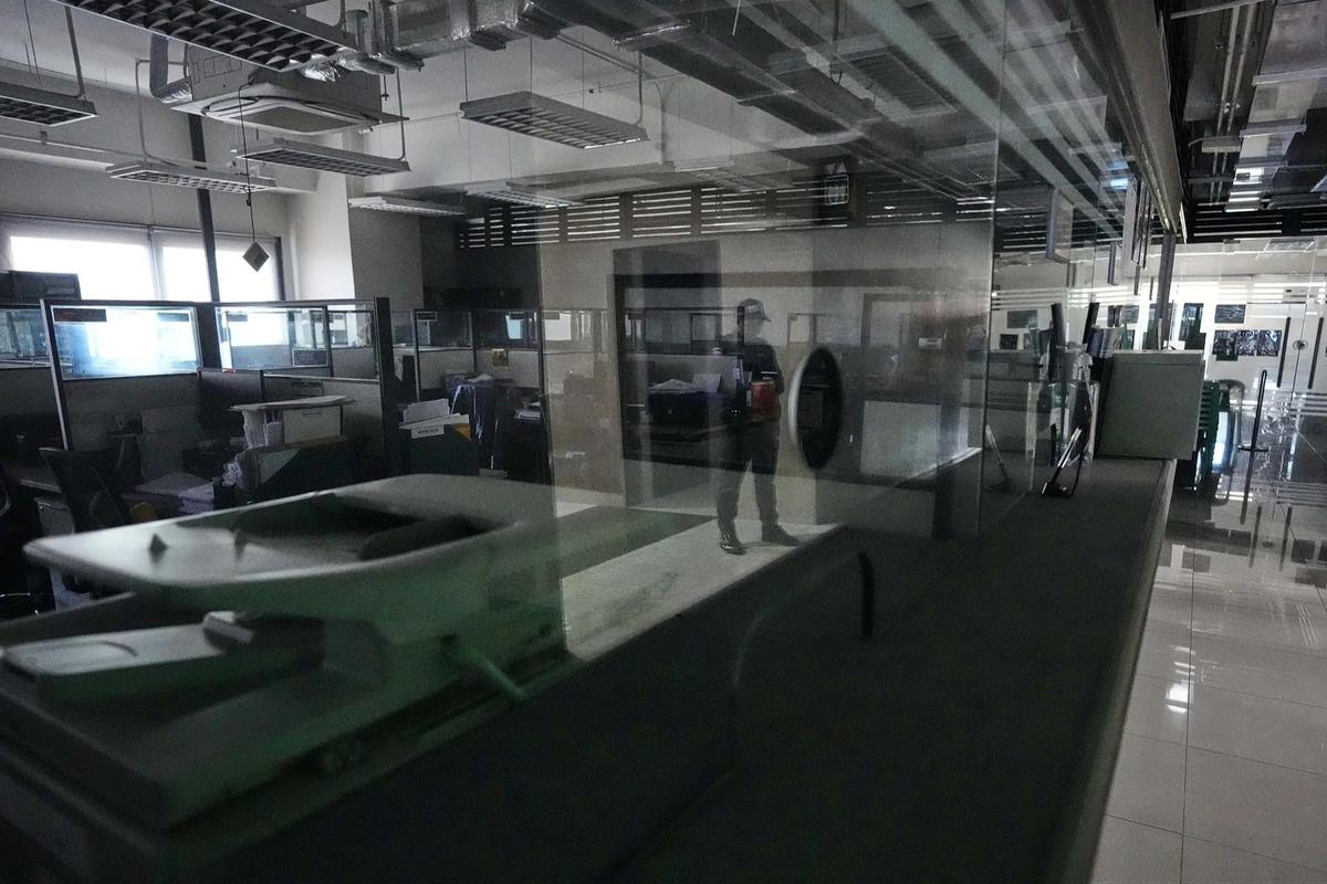 FOTO: Kantor Pemerintah Manila Kosong Akibat Krisis BBM