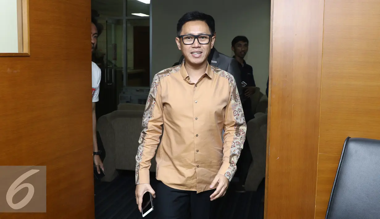  Anggota DPR Eko Hendro Purnomo alias Eko Patrio mendatangi gedung Dewan Pres, Jakarta, Rabu (21/12). Kedatangan Eko untuk menerima hasil penyelidikan dewan pers terkait berita tidak benar tentang dirinya. (Liputan6.com/Herman Zakharia)