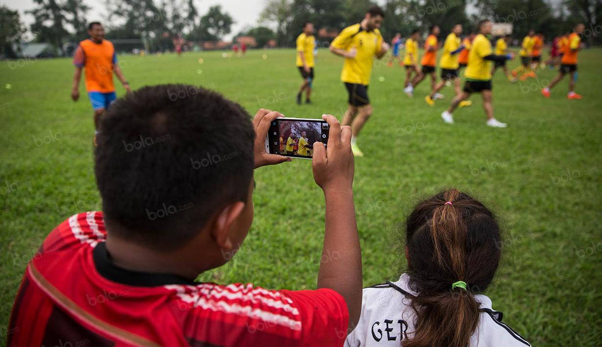 Keberadaan para pemain Arema Cronus memang menjadi magnet bagi para warga yang penasaran melihat para pesepak bola itu berlatih. (Bola.com/Vitalis Yogi Trisna)