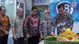 Presiden Komisaris PT Hero Supermarket Tbk Ipung Kurnia memotong tumpeng pada perayaan HUT ke-48 Hero Group di Jakarta, Jumat (23/8/2019). Tahun 2019, perusahaan ritel ini menargetkan investasi lebih dari Rp500 miliar untuk menciptakan toko yang lebih baik. (Liputan6.com/HO/Eko)
