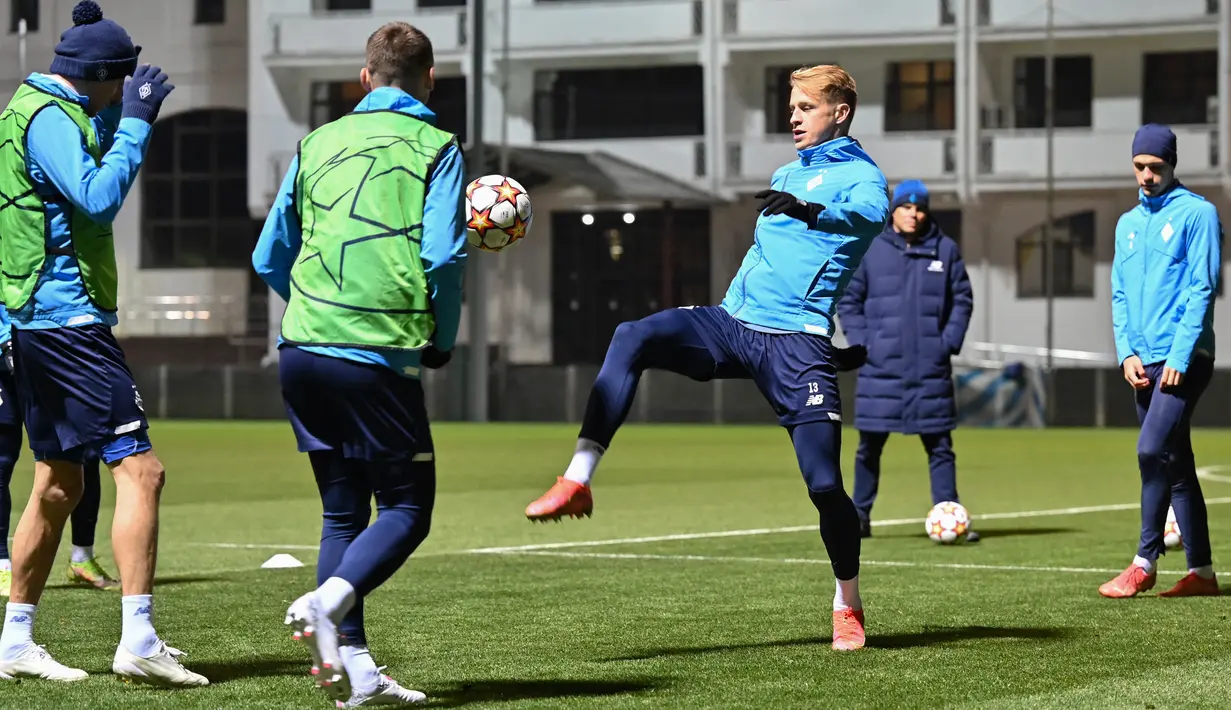 Bek Dynamo Kiev Artem Shabanov dan rekan satu timnya mengambil bagian dalam sesi latihan di tempat latihan tim di pinggiran Kiev, Senin (22/11/2021). Partai Liga Champions antara Dynamo Kyiv vs Bayern akan digelar di NSC Olympiyksyi pada Rabu (24/11) dinihari WIB.  (GENYA SAVILOV/AFP)