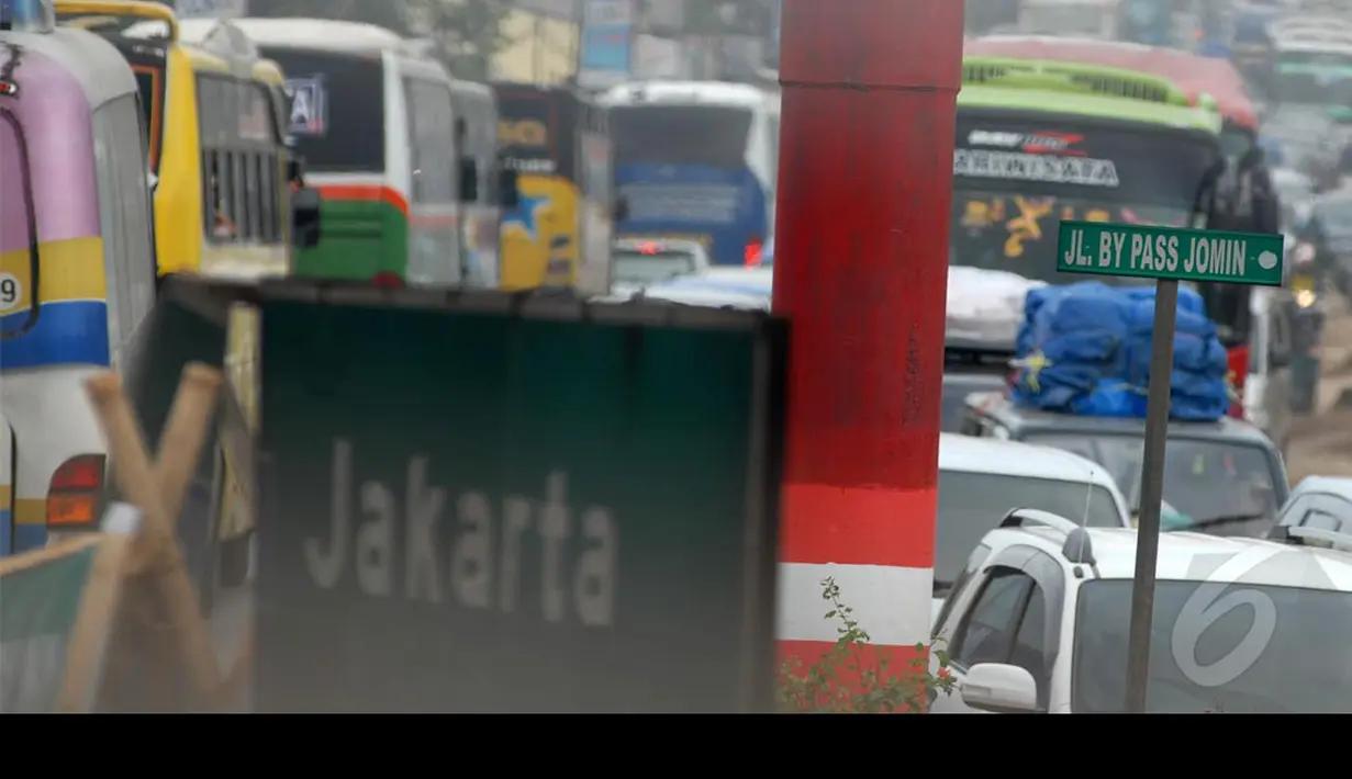 Kemacetan juga disebabkan oleh banyaknya bus angkutan mudik kendaraan yang mencari penumpang di depan pasar Jati Sari, Jawa Barat, Jumat (21/07/2014) (Liputan6.com/Miftahul Hayat)