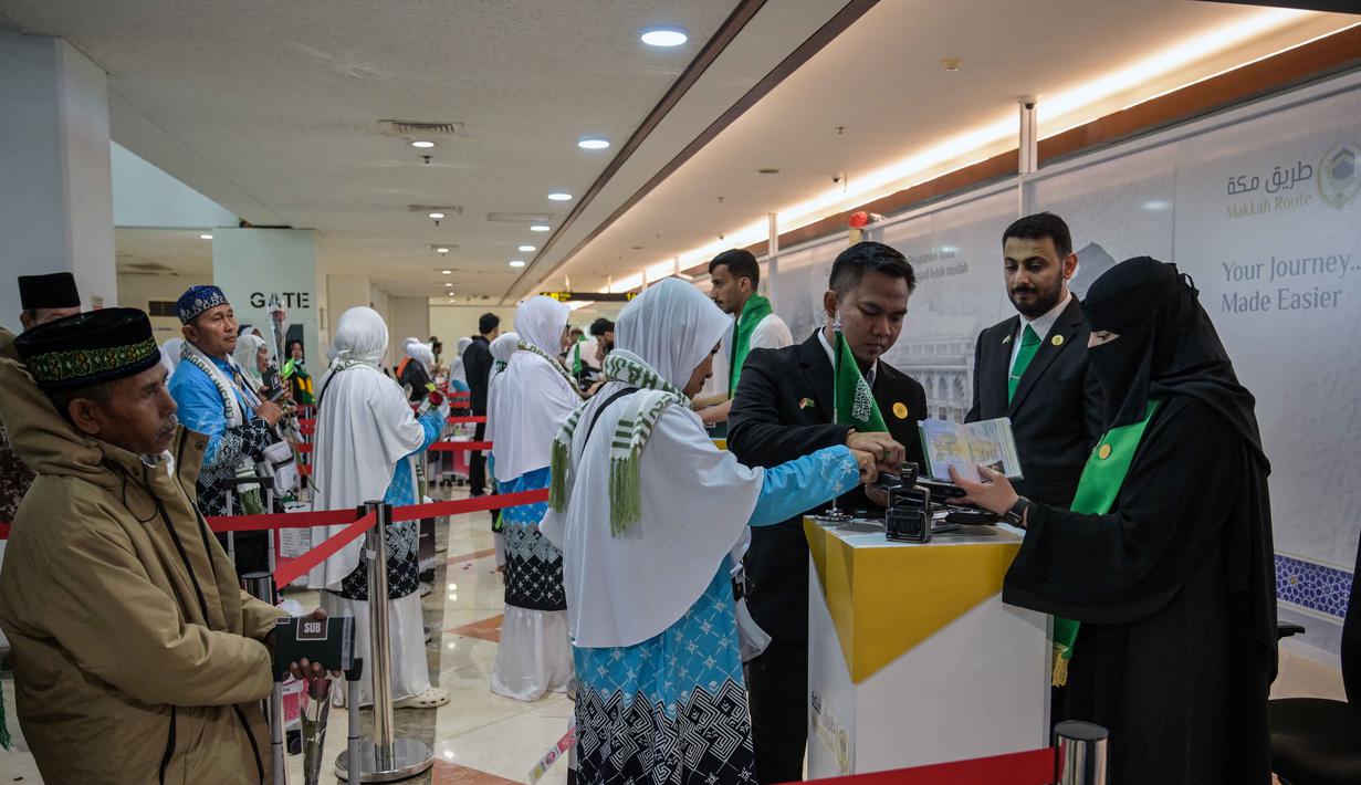 Jumlah tersebut terbagi dalam dua kelompok terbang (kloter). Tampak dalam foto, jemaah haji Indonesia mengantre untuk pengecekan data sebelum berangkat untuk melaksanakan ibadah haji tahunan, di Bandara Internasional Juanda, Sidoarjo, Jawa Timur, Rabu 22 April 2026. (JUNI KRISWANTO/AFP)