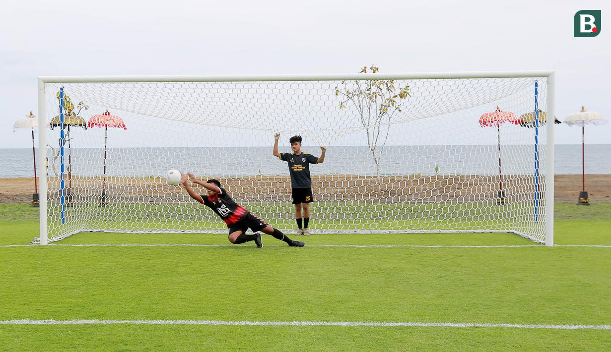 Sejumlah pesepak bola cilik bermain bola di Training Ground Bali United, Gianyar, Senin (28.03/2022). Mereka tampak senang menjajal lapangan latihan Bali United yang berada di pinggir pantai. (Bola.com/ M Iqbal Ichsan)