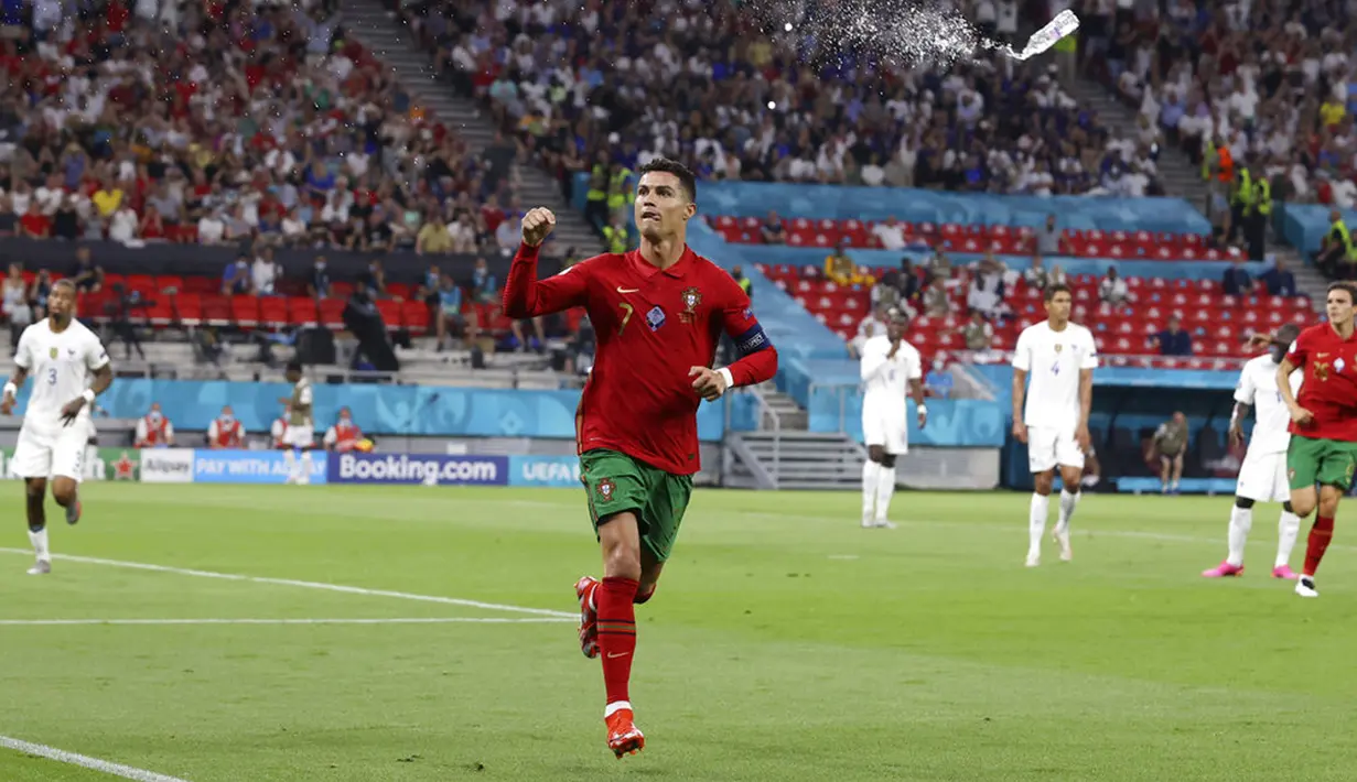 Pemain Portugal Cristiano Ronaldo melakukan selebrasi usai mencetak gol ke gawang Prancis pada pertandingan Grup F Euro 2020 di Puskas Arena, Budapest, Hungaria, Rabu (23/6/2021). Laga berakhir imbang 2-2. (Bernadett Szabo, Pool photo via AP)