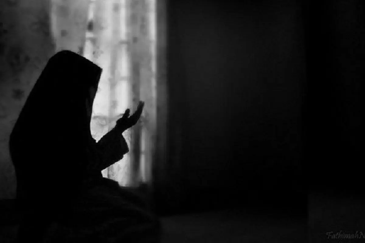 [Bintang] ilustrasi ibu sedang berdoa