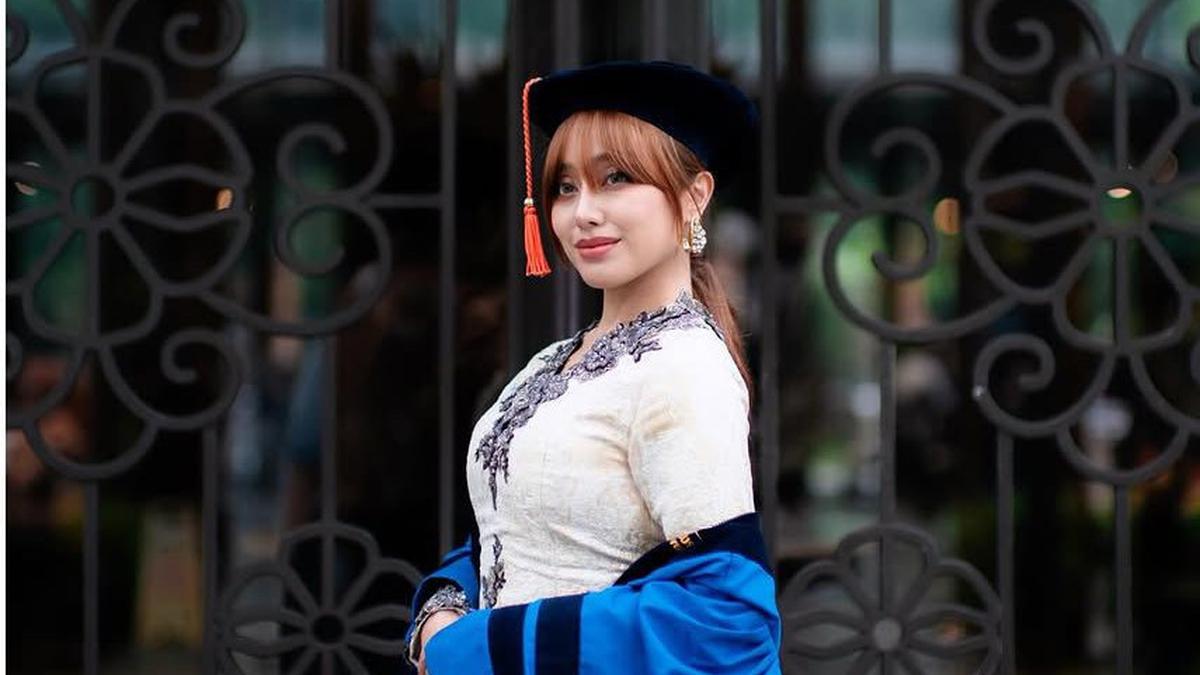 Selebgram Tasya Revina Raih Gelar S2, Ingat Momen Garap Tesis Sambil Menyusui Anak Tengah Malam