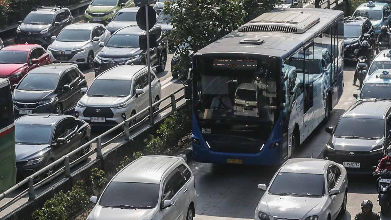 FOTO: Lalu Lintas Jalan MT Haryono Mengular Akibat Akses Jalan di Beberapa Lokasi Ditutup Karena Ada KTT ASEAN 2023