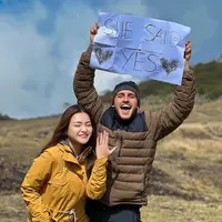 Di foto lain, memperlihatkan Nathalie memamerkan salah satu tangannya yang sudah terpasang cincin, dengan Ladislao di belakangnya mengangkat kertas bertuliskan 'She Said YES.' [Foto: Instagram/natahalieholscher]