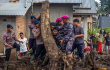 FOTO: Perjuangan Tim SAR Cari Korban Banjir Bandang di Sumbar, 50 Orang Ditemukan Tewas