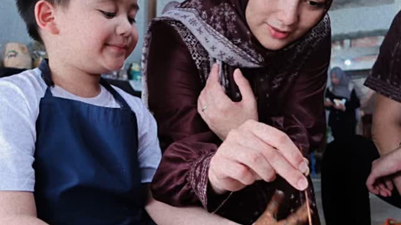 Gemasnya Athar Anak Citra Kirana Bikin Kerajinan Tanah Liat, Niatnya Mangkok Malah Jadi Kura-Kura