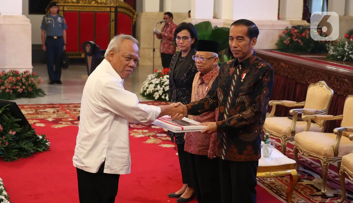 Presiden Jokowi didampingi Wakil Presiden Ma'ruf Amin dan Menkeu Sri Mulyani menyerahkan Daftar Isian Pelaksanaan Anggaran (DIPA) dan Daftar Alokasi Transfer Daerah serta Dana Desa Tahun 2020 kepad Menteri PUPR Basuki Hadimuljono di Istana Negara, Kamis (14/11/2019). (Liputan6.com/Angga Yuniar)