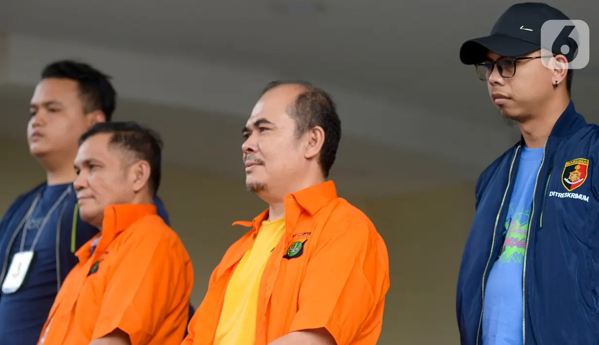 Dua pelaku pencemaran nama baik terhadap Rektor Universitas Negeri Manado dihadirkan saat rilis kasus di Polda Metro Jaya, Jakarta, Selasa (18/2/2020). Kedua pelaku yakni FJR dan DSR menyebarkan informasi hoax melalui akun Facebooknya yang menyebut ijazah sang rektor palsu. (merdeka.com/Imam Buhori)
