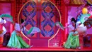 Dua artis seni akrobat asal China beratraksi dalam pertunjukan "The Dazzling Duo Chinese Acrobatic Show" di Tangerang City Mall, Tangerang, Jumat (20/2/2015). Pertunjukan akrobat dalam rangka memperingati Imlek 2566. (Liputan6.com/Faisal R Syam) 