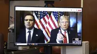 Presiden terpilih Amerika Serikat Donald Trump didampingi pengacaranya Todd Blanche hadir secara virtual dalam sidang&nbsp;vonis kasus suap&nbsp;di Pengadilan Pidana New York, Jumat (10/1/2025). (Dok. AP/Brendan McDermid)