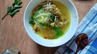 Resep soto ayam bening khas Solo. (Dok: Cookpad @TrianaFitriaResep)