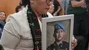 Ibunda Nofriansyah Yosua Hutabarat atau Brigadir J, Rosti Simanjuntak membawa foto sang anak saat menghadiri sidang vonis terdakwa Ferdy Sambo di Pengadilan Negeri Jakarta Selatan, Senin (13/2/2023). Rosti didampingi kuasa hukum keluarga Martin Lukas Simanjuntak menonton langsung sidang putusan terhadap Ferdy Sambo. (Liputan6.com/Faizal Fanani)