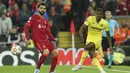 <p>Bek Villarreal, Pervis Estupinan mengumpan bola dari kawalan penyerang Liverpool, Mohamed Salah pada pertandingan leg pertama semifinal Liga Champions di stadion Anfield di Liverpool, Inggris, Kamis (28/4/2022). Liverpool menang atas Villarreal 2-0. (AP Photo/Jon Super)</p>