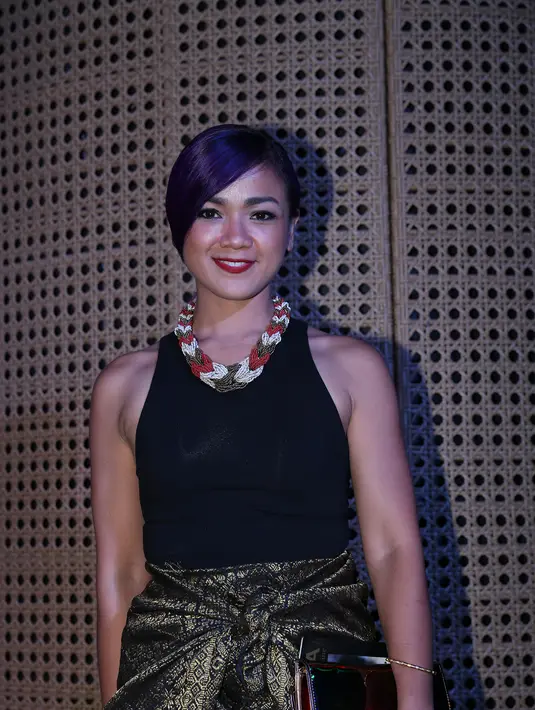 Pemeran ‘Mirror’ ini merasa bahwa pengetahuan serta wawasan adalah hal yang penting bagi masa depan anak-anaknya, Zivara Ruciragati Sharief dan Elzo Jaydo Anvaya. (Andy Masela/Bintang.com)