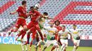 Pemain Bayern Munchen, Serge Gnabry, menyundul bola saat melawan Borussia Moenchengladbach pada laga Bundesliga di Allianz Arena, Minggu (14/6/2020). Bayern Munchen menang 2-1 atas Borussia Moenchengladbach. (AP/Matthias Balk)