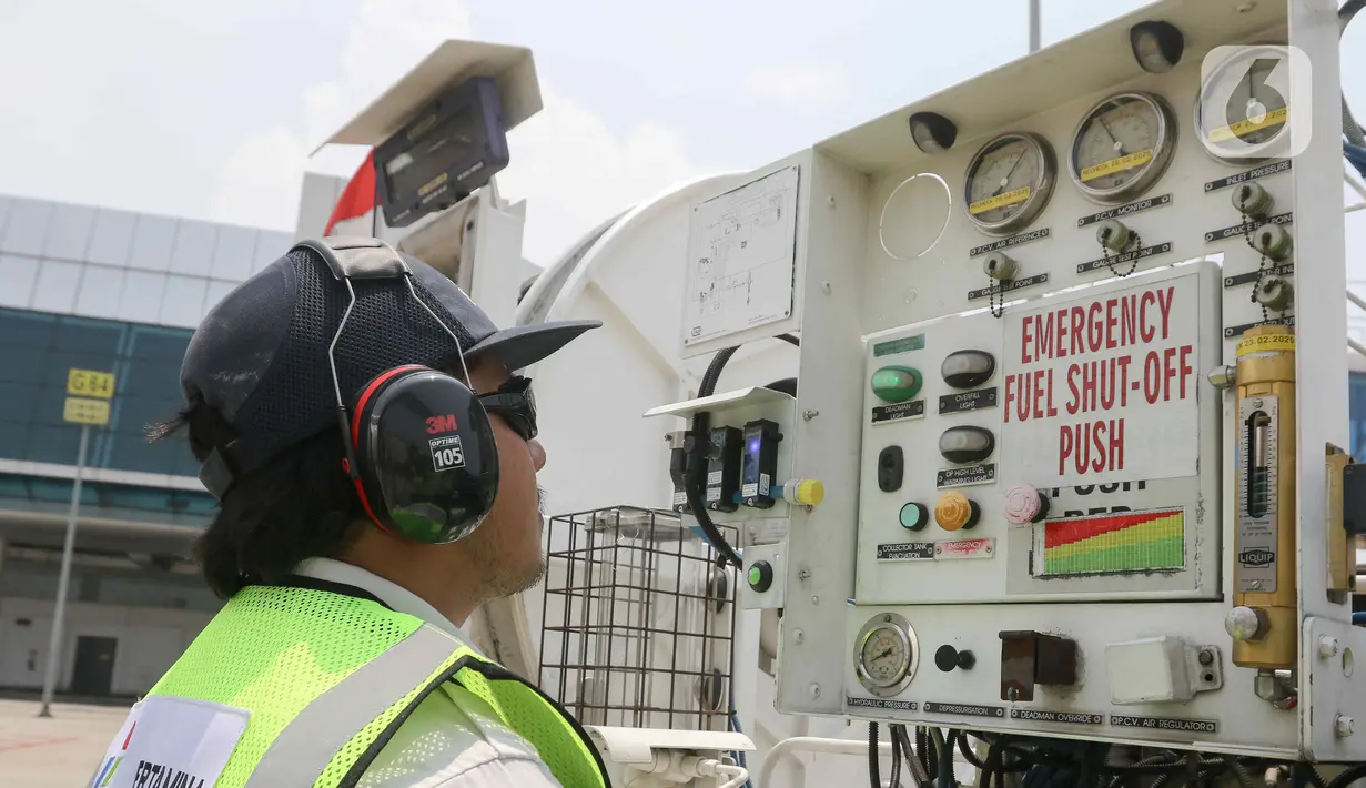 Angka ini jauh lebih rendah jika dibandingkan dengan harga avtur di Singapura yang mencapai Rp 23.212/liter pada periode yang sama. (Liputan6.com/Herman Zakharia)