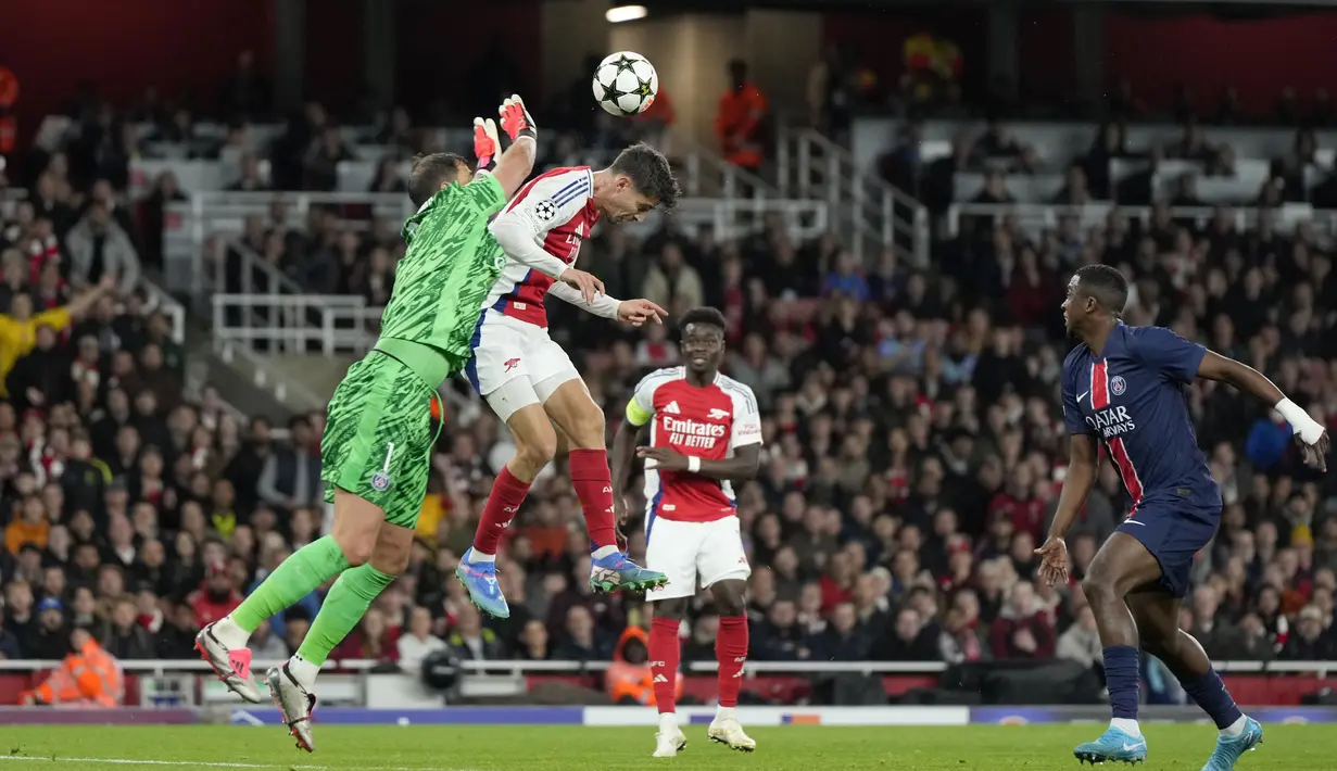 Dua gol kemenangan Arsenal atas PSG seluruhnya tercipta di babak pertama, masing-masing lewat sundulan Kai Havertz dan eksekusi tendangan bebas Bukayo Saka. (AP Photo/Alastair Grant)