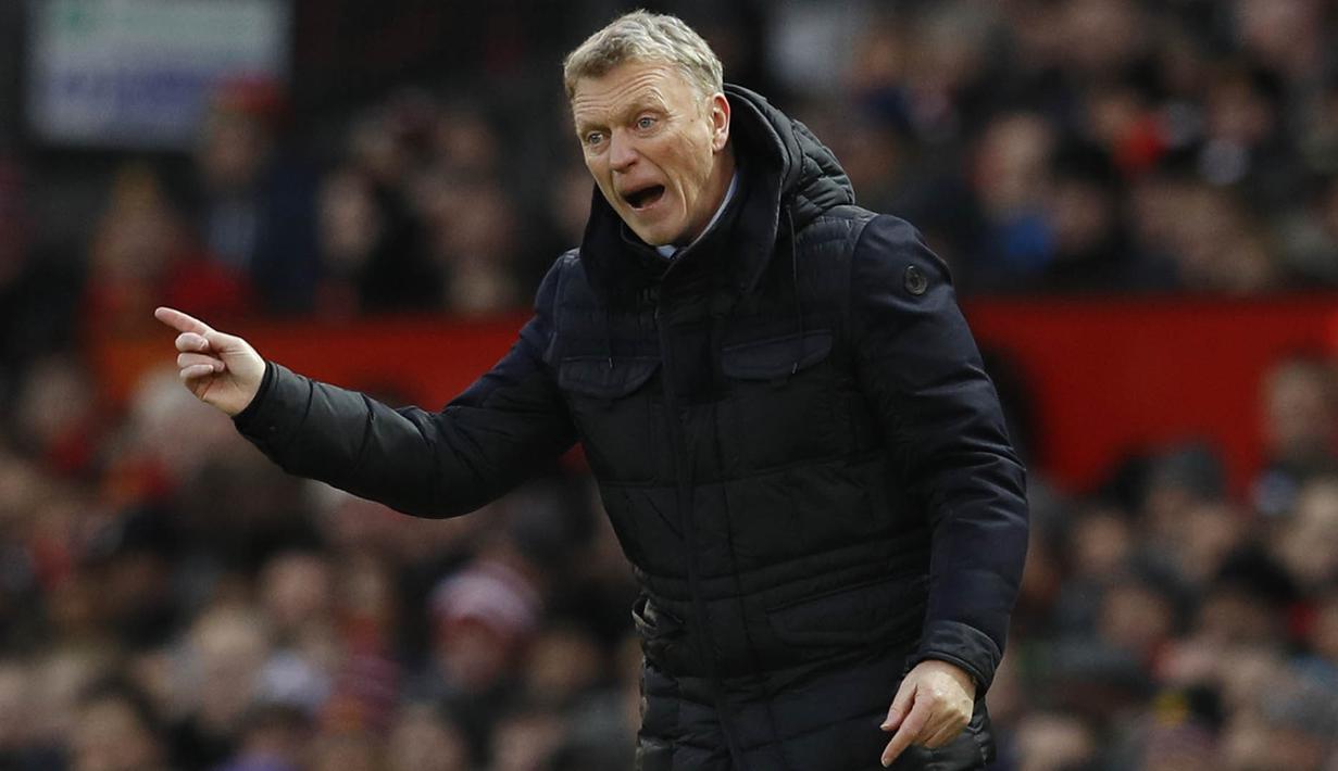 David Moyes memberikan instruksi kepada para pemain Sunderland saat melawan Manchester United. Pria Skotlandia ini sempat menukangi Setan Merah pada musim 2013/2014, namun hanya bertahan selama 10 bulan. (Reuters/Phil Noble)