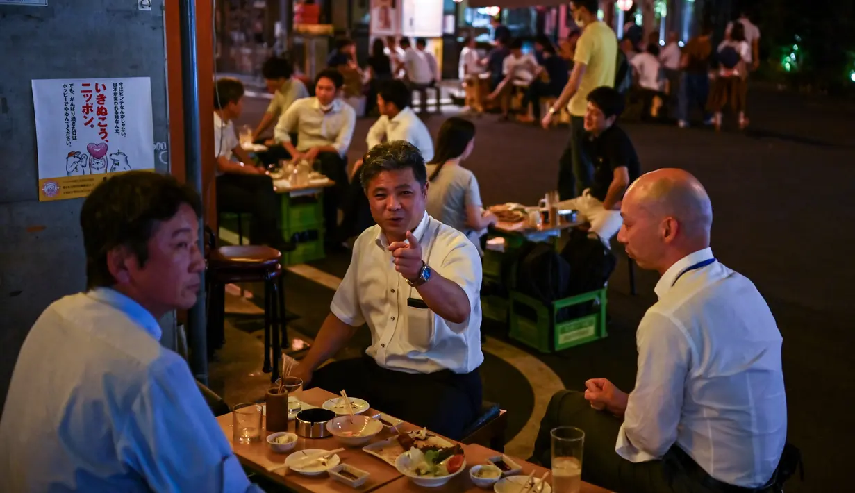 Orang-orang berkumpul di "izakaya", sebuah bar tradisional Jepang, pada malam hari di Tokyo, 4 September 2020. Interior tempat ini biasanya dari kayu, yang semakin menambah kesan tradisional. (Photo by Charly TRIBALLEAU / AFP)