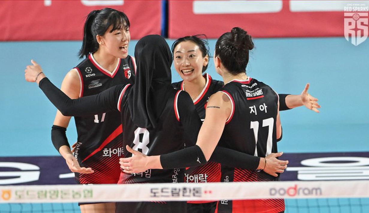Pemain voli Daejeon JungKwanJang Red Sparks, Megawati Hangestri (8) mendapatkan selamat dari rekannya setelah memberikan tambahan poin bagi  Red Sparks dalam pertandingan melawan IBK Altos, Selasa (17/10/2023). (Dok. Daejeon JungKwanJang Red Sparks)