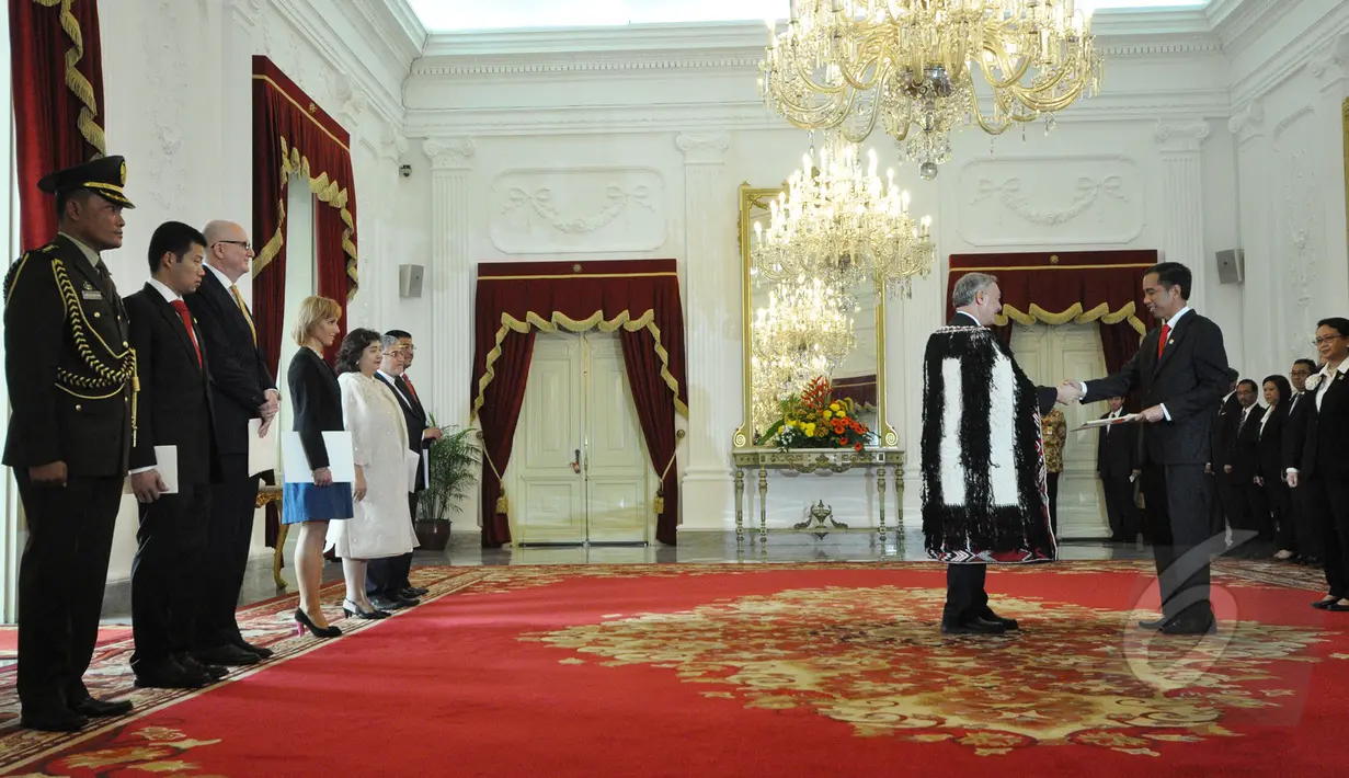 Enam Duta Besar Luar Biasa dan Berkuasa Penuh (LBPP) Designated Resident untuk Republik Indonesia memberikan surat kepercayaan kepada Presiden Jokowi di Istana Merdeka, Jakarta, Kamis (19/3/2015). (Liputan6.com/Faizal Fanani)