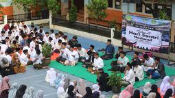 Ratusan siswa melakukan kegiatan doa bersama di halaman sekolah Yayasan Pendidikan Islam Al-Hidayah, Cinere, Depok, Jawa Barat, Rabu (22/10/2025). (merdeka.com/Arie Basuki)