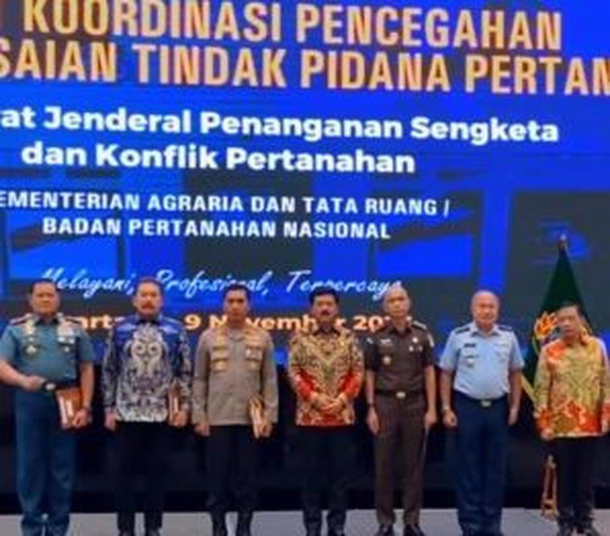 "Saya ingin mengucapkan banyak terima kasih atas sinergi dan kolaborasi antara aparat penegak hukum kepolisian, kejaksaan, TNI, pemerintah daerah dan BPN," ujarnya dalam acara Rakornas tersebut.<br>