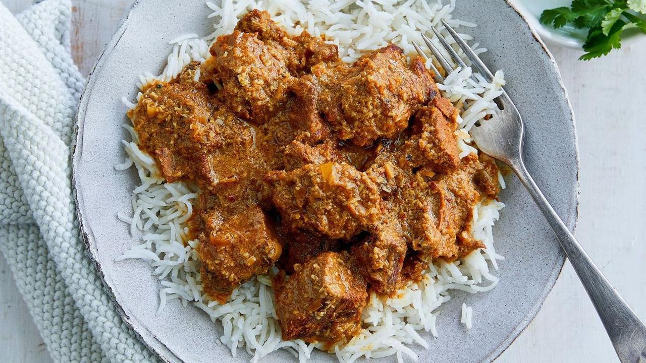 3. Masukkan daging. Masak sambil terus diaduk-aduk dengan api kecil sampai kelihatan berminyak.<br>