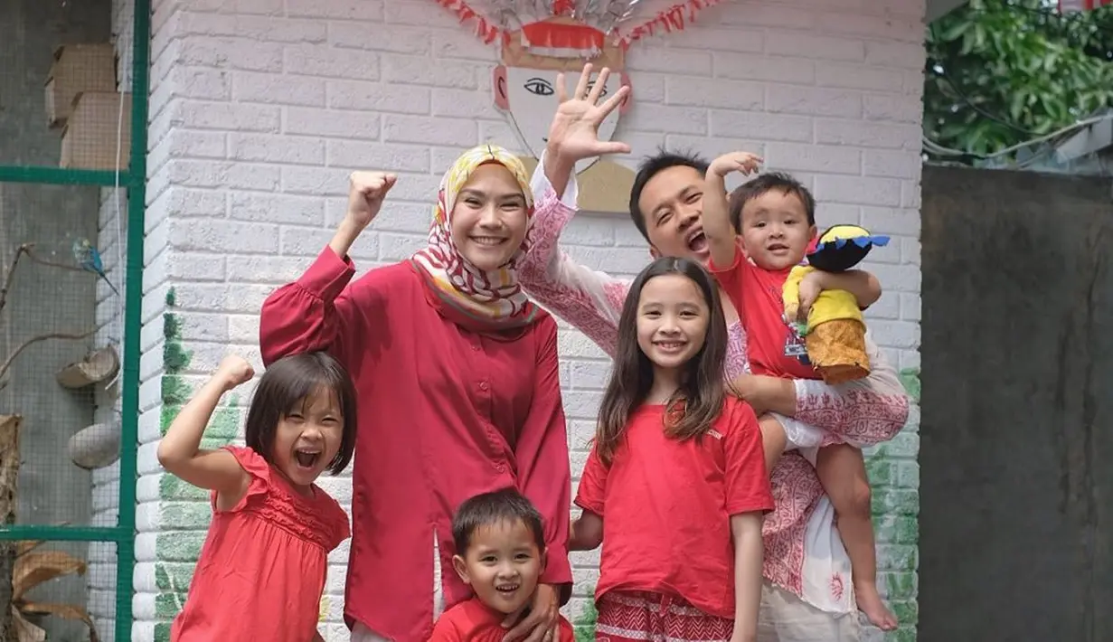 Seperti saat mereka merayakan HUT ke-74 RI, pasangan ini kompak bersama mengunggah foto keluarga di Instagram. Foto itu memperlihatkan Zaskia Adya Mecca, Hanung Bramantyo, dan keempat anak mereka mengenakan baju bernuansa merah putih.(Liputan6.com/IG/zaskiadyamecca)