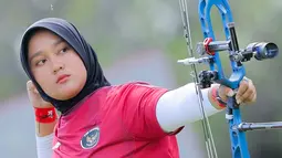 Nurisa Dian Ashrifah beraksi saat berlaga pada nomor mixed team compound SEA Games 2025 di kompleks Sports Authority of Thailand (SAT), Bangkok, Kamis (18/12/2025). (Bola.com/Bagaskara Lazuardi)