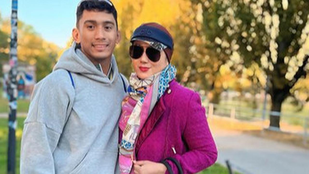 Gaya Serba Branded, Potret Marini Zumarnis Duduk Ngemper & Kaki Pakai Koyo Tunggu Daffa Ikut Berlin Marathon
