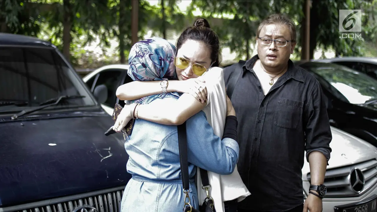 Pelukan Sang Ibunda Kuatkan Cinta Ratu saat Jalani Sidang Cerai