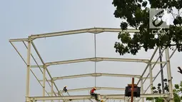 Suasana pembangunan Jembatan Penyeberangan Multiguna atau "Skybridge" di Tanah Abang, Jakarta, Selasa (28/8). Pembangunan jembatan yang menghubungkan Stasiun Tanah Abang-Pasar Blok G Tanah Abang itu ditargetkan Oktober 2018. (Liputan6.com/Herman Zakharia)