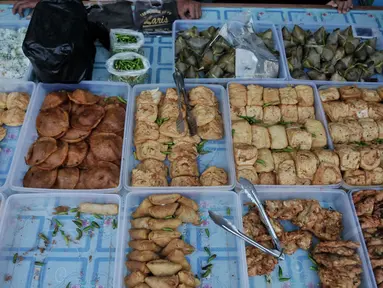 Sejumlah makanan pembuka yang dijual di Pasar Takjil Benhil, Jakarta, Selasa, (1/7/14). (Liputan6.com/Johan Tallo)
