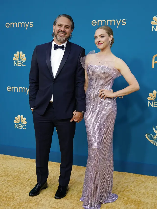 Amanda Seyfried dan Thomas Sadoski dalam Emmy Awards 2022. (Foto: AP Photo/Jae C. Hong)