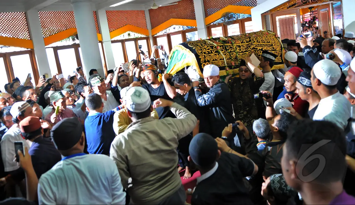Keranda jenazah Olga Syahputra tiba di masjid untuk disalatkan, Jakarta, Sabtu (28/3/2015). Ratusan warga memadati masjid tempat jenazah Olga akan disalatkan (Liputan6.com/Faisal R Syam)