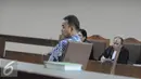 Panitera Pengadilan Negeri Jakarta Pusat, Edy Nasution menjalani sidang tuntutan terkait kasus suap di Pengadilan Tipikor, Jakarta, Senin (21/11). Setelah dibacakan isi tuntutan setebal 284 halaman,  Edy terbukti menerima suap. (Liputan6.com/Helmi Afandi)