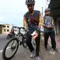 Peserta Gowes G-Land Ride  memungut sampah di sepanjang jalan yang dilewati (Istimewa)