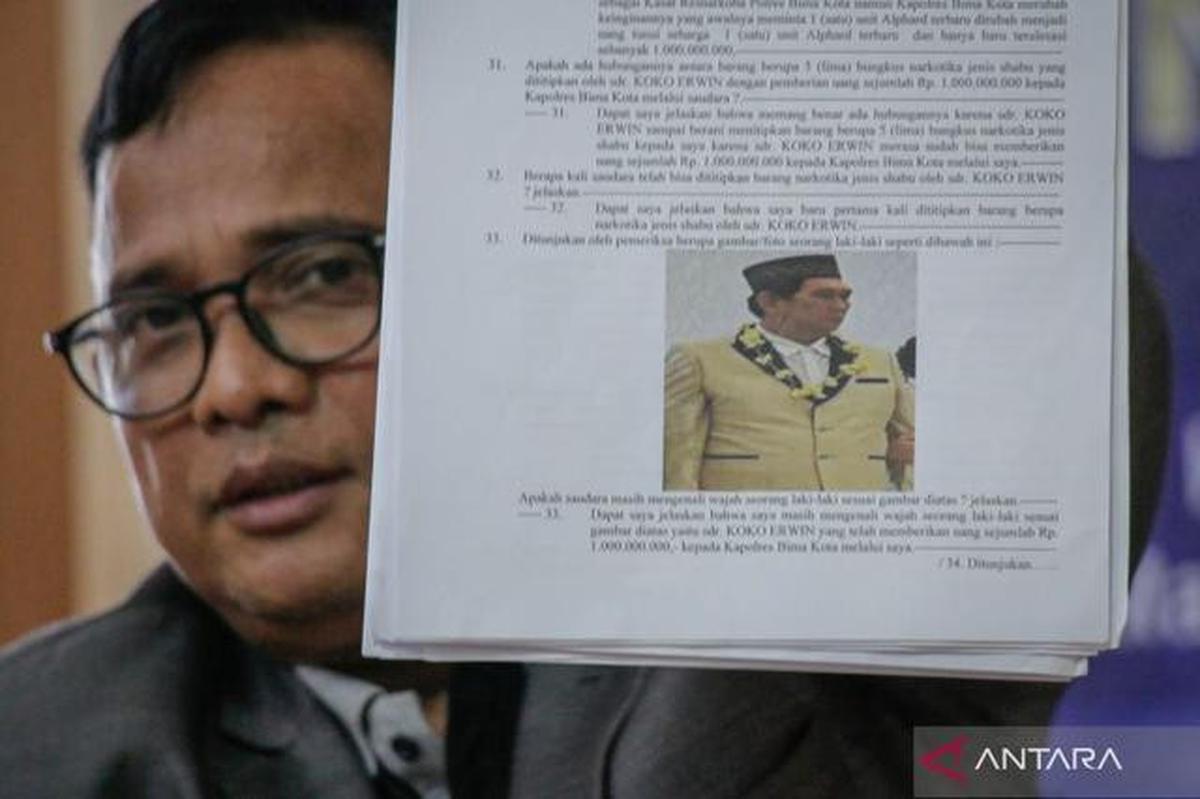 Kuasa hukum AKP Malaungi, Asmuni, menunjukkan lembaran BAP kliennya yang menampilkan foto bandar narkotika bernama Koko Erwin dalam konferensi pers di Mataram (Dok: Antara)