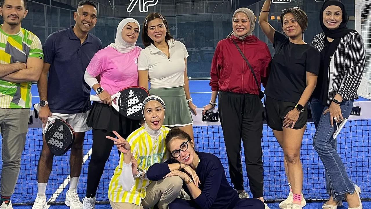 Dikenal Aktif Berlari, Ussy Sulistiawaty Tantang Diri Coba Padel? Ini Jawabannya
