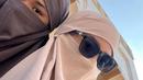 Begini potret kebersamaan Nadya Arina bersama dengan adiknya yang bernama Fiorenza Celesta. Punya paras yang mirip, keduanya pun bak anak kembar saat memakai hijab bersama.   (Liputan6.com/IG/@nadyaarina)