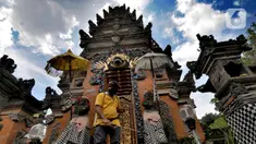 Umat Hindu Dhama melakukan penyemprotan desinfektan menjelang Hari Raya Nyepi Tahun Baru Saka 1943 dalam kawasan pura di Pura Amerta Jati Cinere, Depok, Jumat (12/03/2021). Perayaan nyepi tahun ini dilakukan dengan mencegah kerumunan tanpa adanya pawai ogoh-ogoh. (merdeka.com/Arie Basuki)