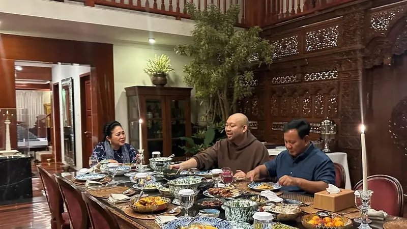 Prabowo Subianto buka puasa bersama Didit Prabowo dan Titiek Soeharto.