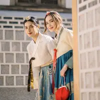 Nabila Syakieb dan Yasmine Wildblood tampil memesona dalam balutan hanbok. Keduanya memiliki gaya yang begitu memesona. [Foto: Instagram/ Nabila Syakieb]